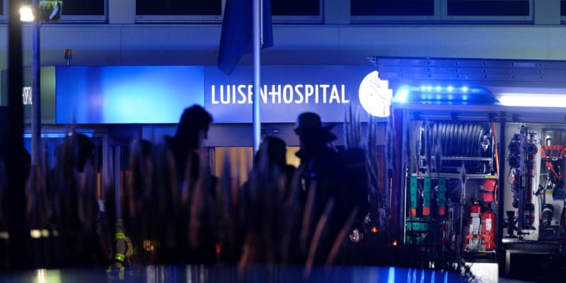 Zaměstnance a pacienty v nemocnici v Cáchách ohrožovala 65letá žena. 