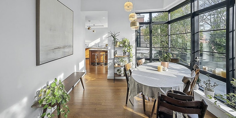  Irina Shayk pronajímá svůj nádherný byt v New Yorku: K dispozici je také prostorný jídelní kout.  Okna od podlahy ke stropu se táhnou po celé délce tohoto bytu.