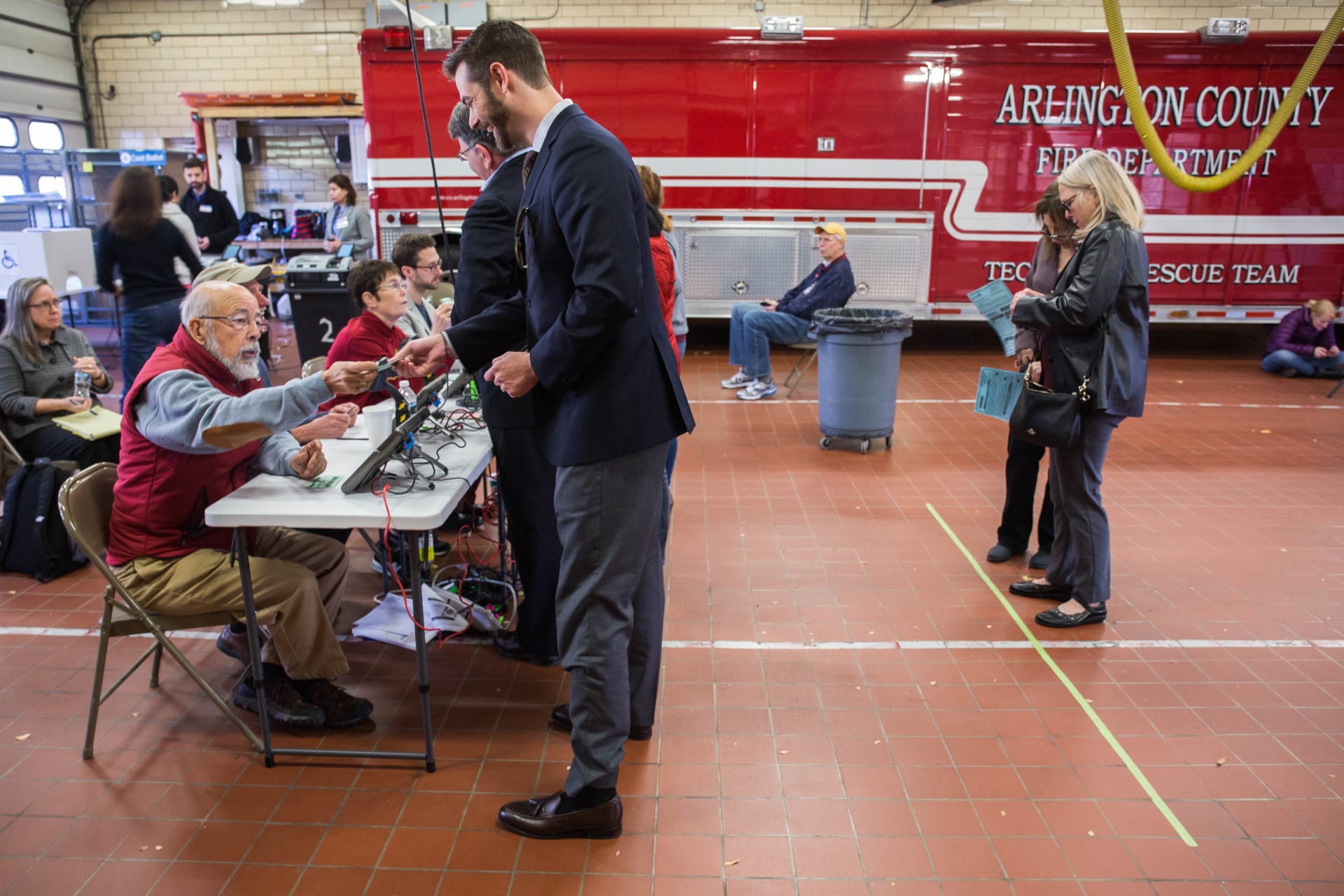Ve Virginii se požární stanice v Arlingtonu rovněž změnila na volební místnost.