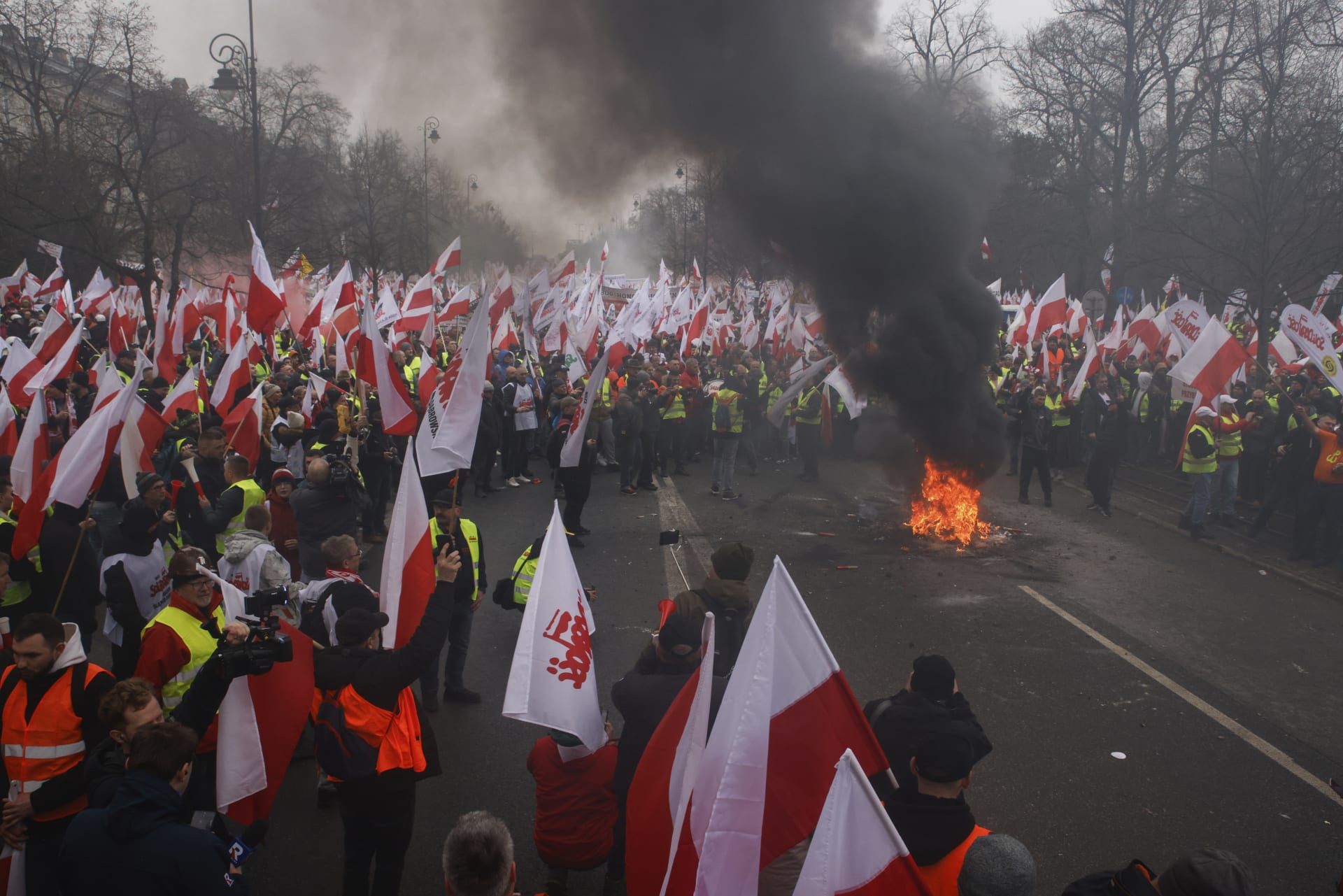 Polští farmáři ve Varšavě protestovali proti klimatické politice Evropské unie.