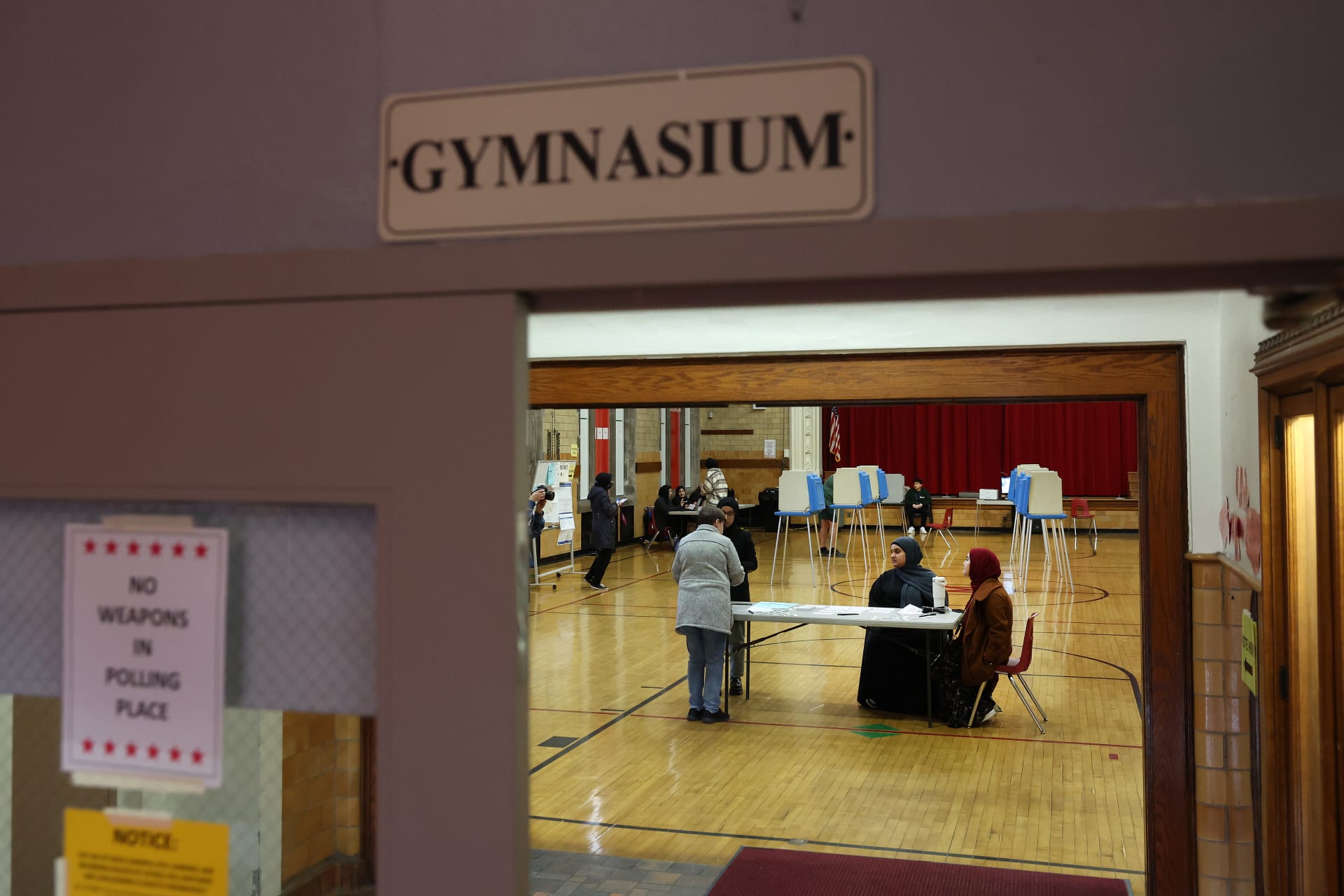 Volební místnost v Maples Elementary School v michiganském Dearbornu