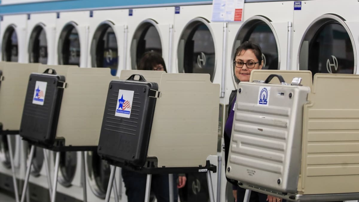 Volební místnost v prádelně Su Nueva Lavanderia v Chicagu
