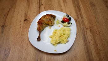 Prostřeno: Pečené kuřecí stehno v parmazánové strouhance, šťouchaný brambor a křehký salátek