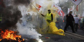 Polští farmáři při protestech pálili pneumatiky i vlajky EU. Po střetech s policií jsou ranění