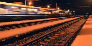 Tragédie na železnici: Rychlík z Českých Budějovic do Prahy srazil člověka, provoz je omezen