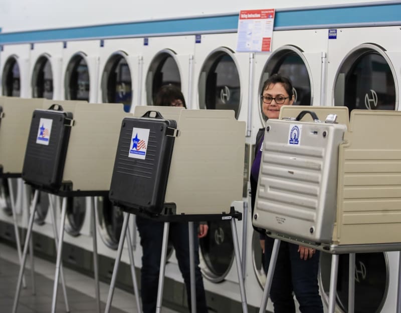 Volební místnost v prádelně Su Nueva Lavanderia v Chicagu