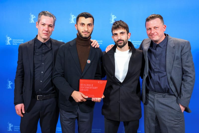 Izraelský novinář a filmař Yuval Abraham a palestinský režisér Basel Adra získali na berlínském filmovém festivalu Berlinale ocenění za dokument No Other Land (25. 2. 2024).