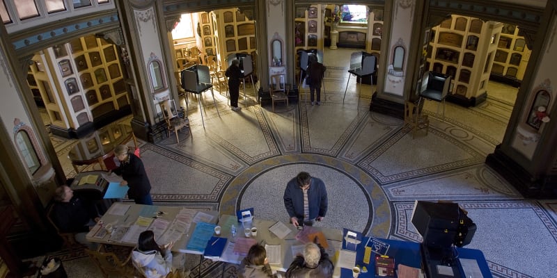 Volební místnost v kolumbáriu v San Francisku
