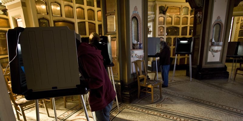 Volební místnost v kolumbáriu v San Francisku
