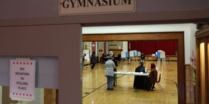 Volební místnost v Maples Elementary School v michiganském Dearbornu