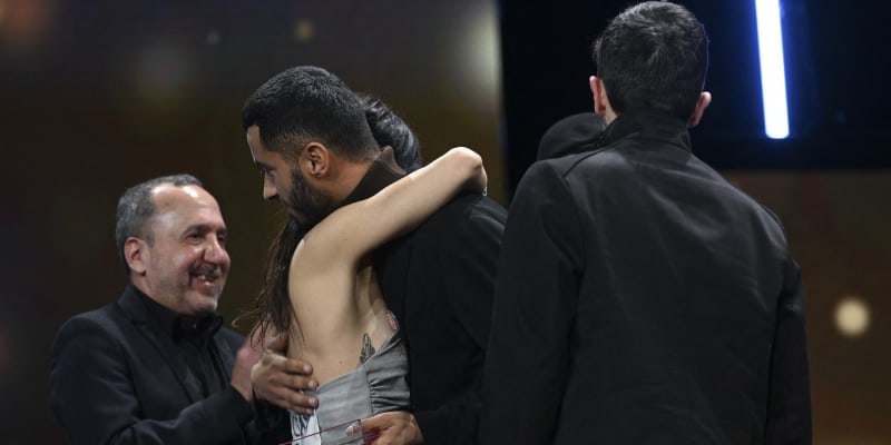 Izraelský novinář a filmař Yuval Abraham a palestinský režisér Basel Adra získali na berlínském filmovém festivalu Berlinale ocenění za dokument No Other Land (25. 2. 2024).