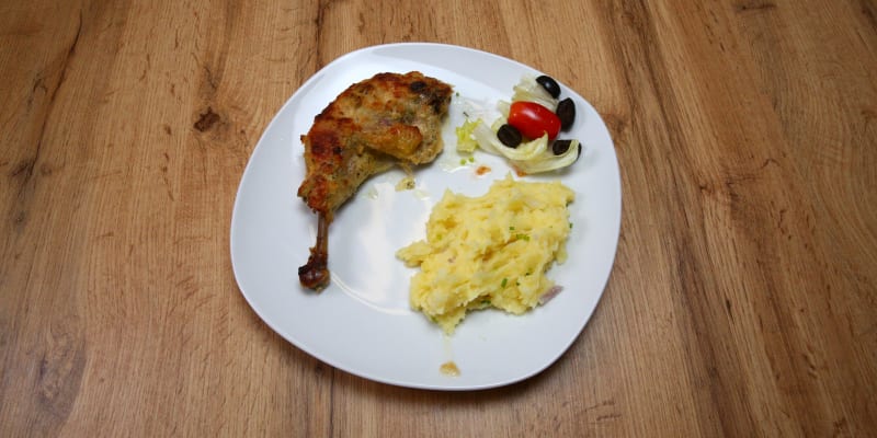 Pečené kuřecí stehno v parmazánové strouhance, šťouchaný brambor a křehký salátek