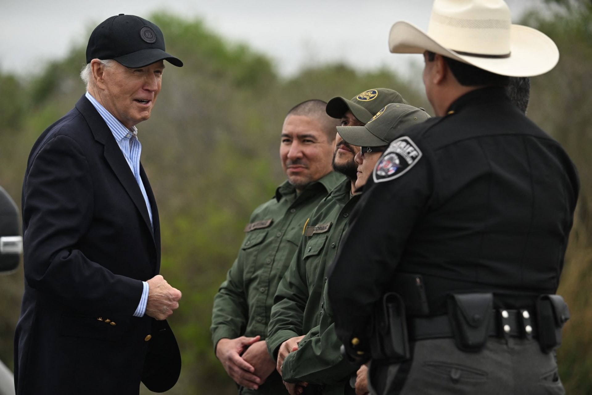 Americký prezident Joe Biden navštívil 29. února hraniční město Brownsville a místní hraniční stráž.