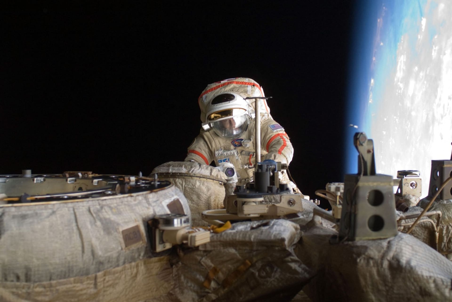 Astronauta Michael Fincke, velitele Expedice 18, při údržbě Mezinárodní vesmírné stanice. 