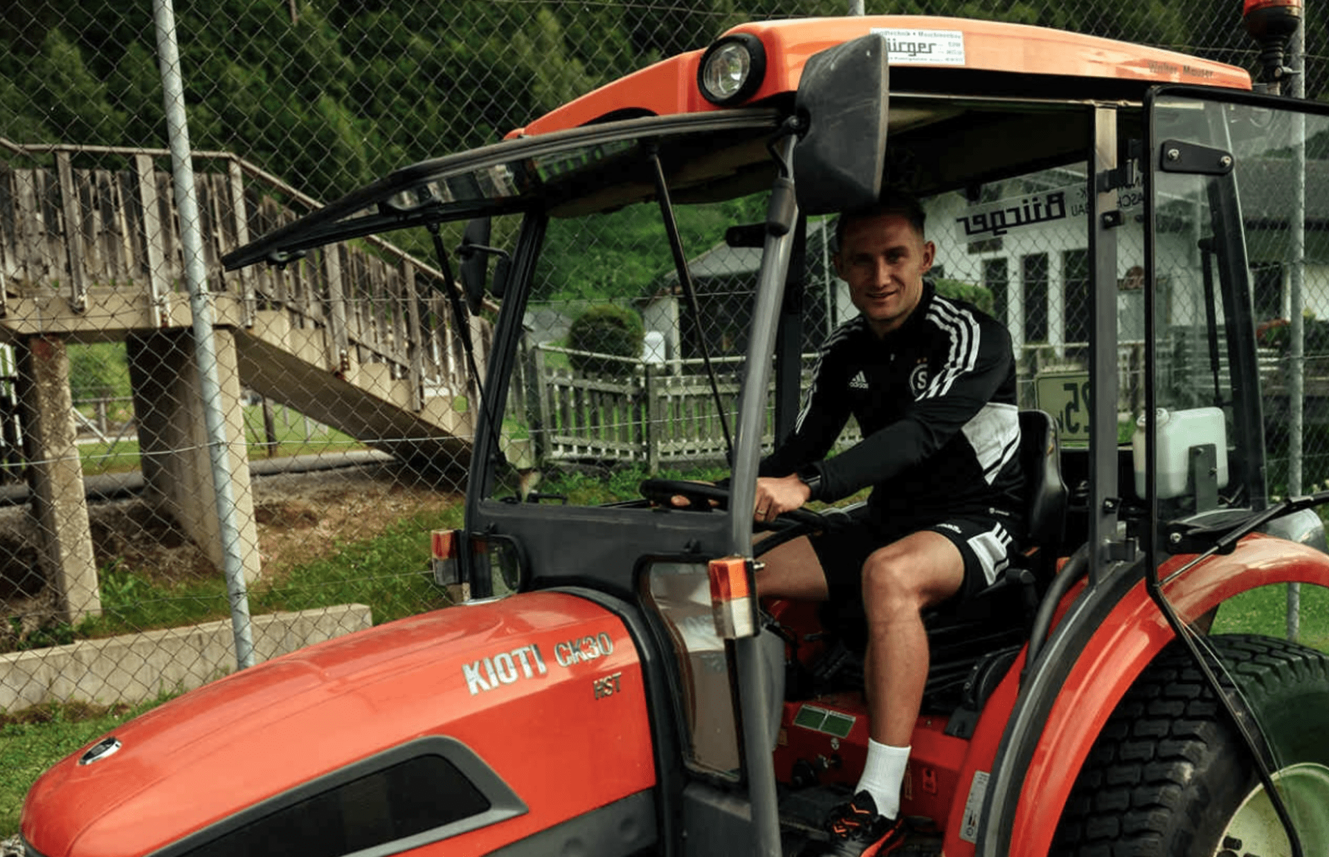 Útočník fotbalového klubu AC Sparta Praha Jan Kuchta v traktoru