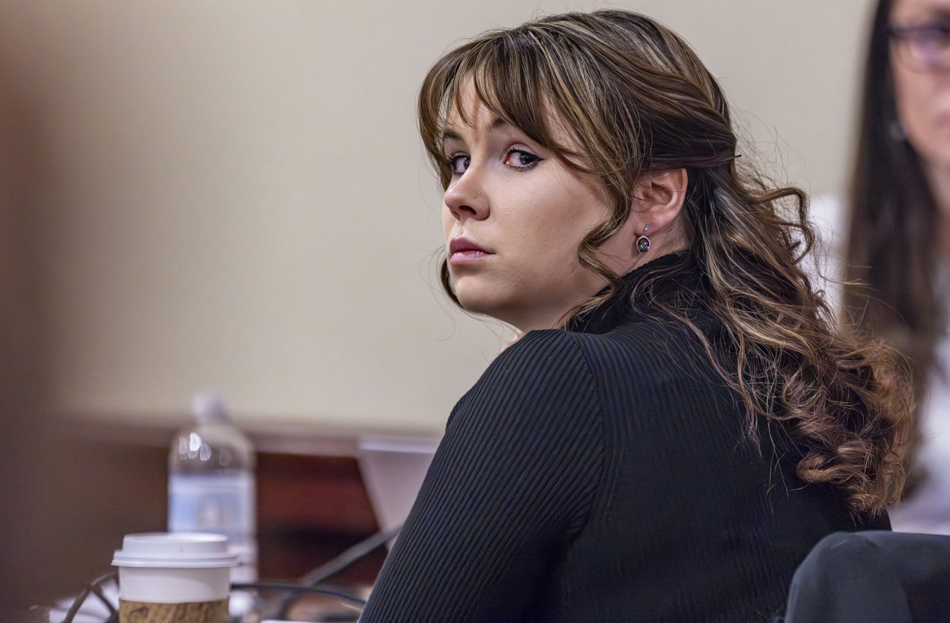 Porota shledala Hannah Gutierrezovou-Reedovou, zbrojířku filmu Rust, vinnou z neúmyslného zabití.