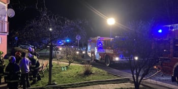 Při požáru domu s pečovatelskou službou v České Kamenici zemřel člověk. Další ošetřili záchranáři