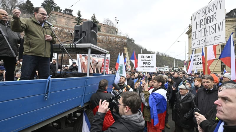 Ministr zemědělství Marek Výborný (KDU-ČSL) předstoupil před naštvané protestující.