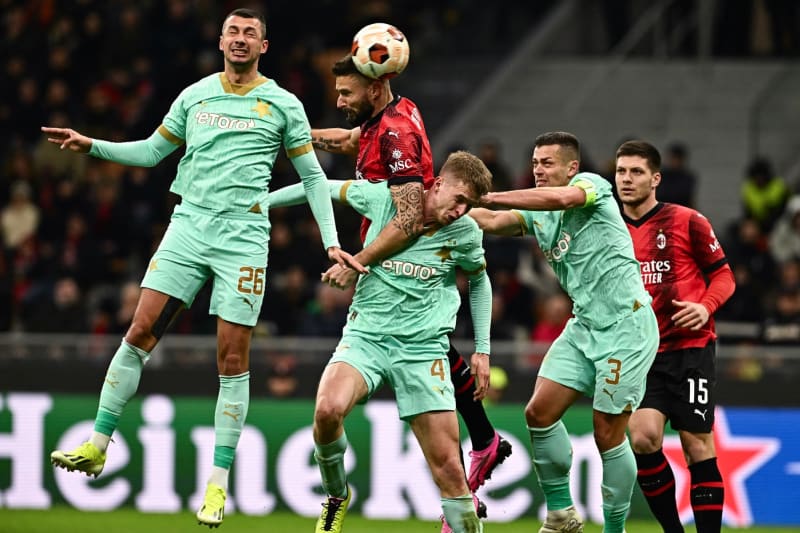 Slávisté v dlouhém oslabení prohráli v osmifinále Evropské ligy v Miláně 2:4.