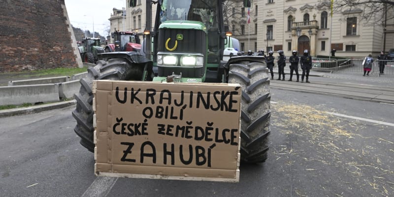Zemědělci blokovali dopravu před úřadem vlády zhruba hodinu (7. 3. 2024).