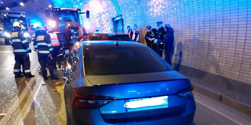 V Letenském tunelu došlo k nehodě traktoru a dvou osobních vozů (7. 3. 2024).