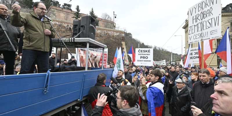 Ministr zemědělství Marek Výborný (KDU-ČSL) předstoupil před naštvané protestující.