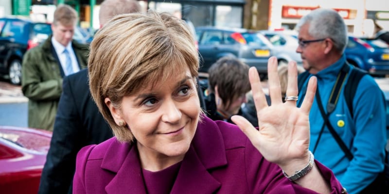 Smrt mladého novináře zasáhla i bývalou skotskou premiérku Nicole Sturgeonovou.