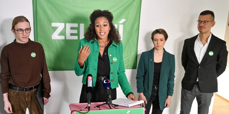 Kandidáti Zelených do EP. V popředí Johanna Nejedlová, poté zleva Petr Doubravský, Zuzana Pavelková a Osamu Okamura