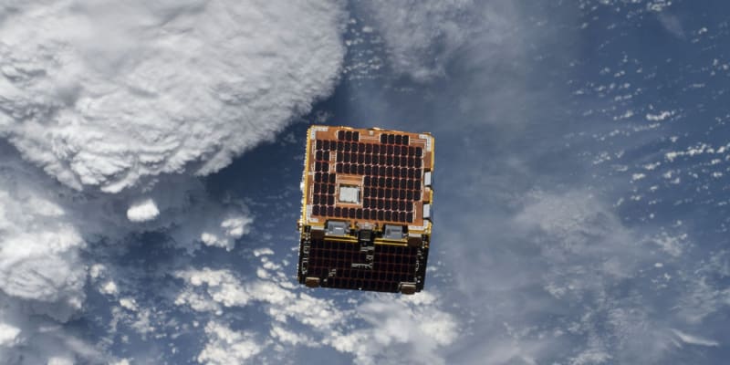 Na snímku z 20. září 2018 je satelit NanoRacks-Remove Debris. Jeho cílem bylo zmapování kosmického odpadu 