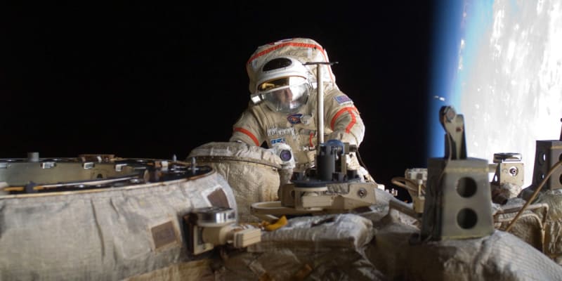 Astronaut Michael Fincke, velitel Expedice 18, při údržbě Mezinárodní vesmírné stanice