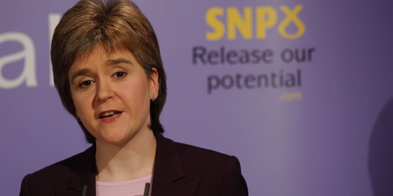 Smrt mladého novináře zasáhla i bývalou skotskou premiérku Nicole Sturgeonovou.