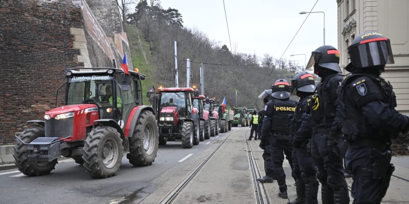 Zemědělci blokovali dopravu před úřadem vlády zhruba hodinu (7. 3. 2024).