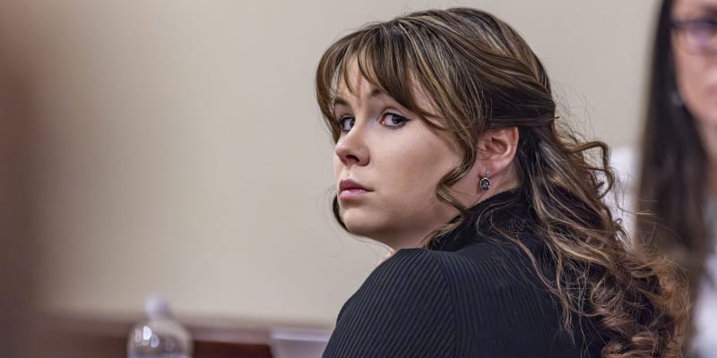Porota shledala Hannah Gutierrezovou-Reedovou, zbrojířku filmu Rust, vinnou z neúmyslného zabití.