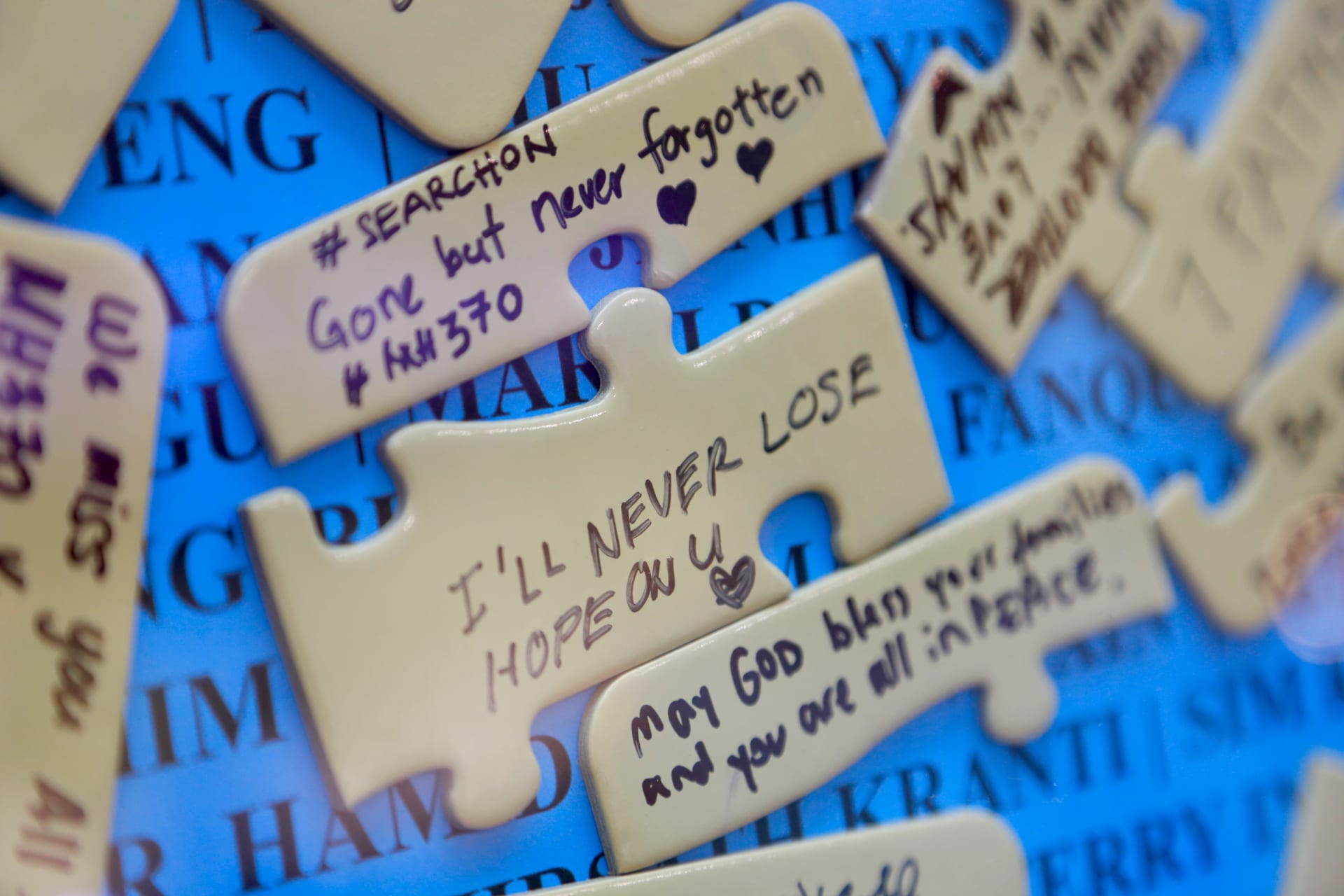 Lidé vzpomínají na cestující letu MH370, který zmizel před deseti lety.