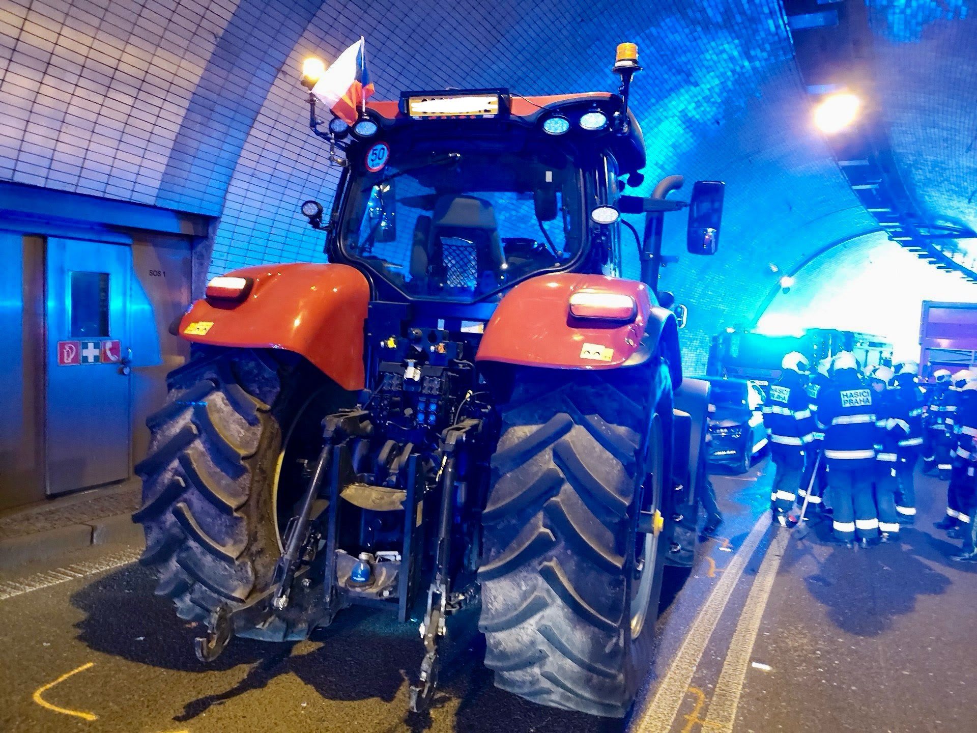 Nehoda traktoru v Letenském tunelu