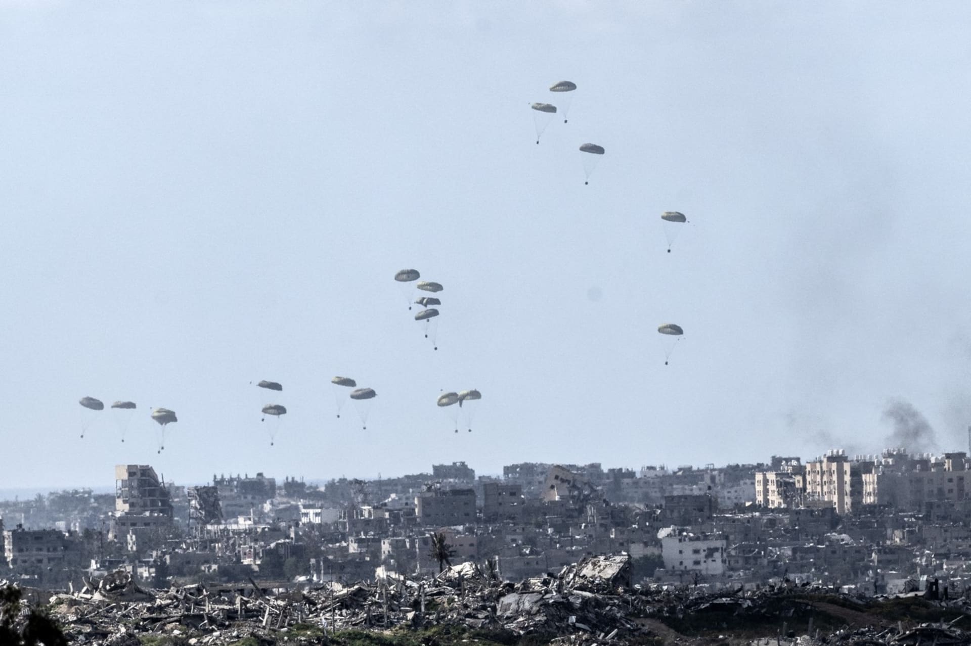 Letadla shazují do Pásma Gazy bedny s humanitární pomocí