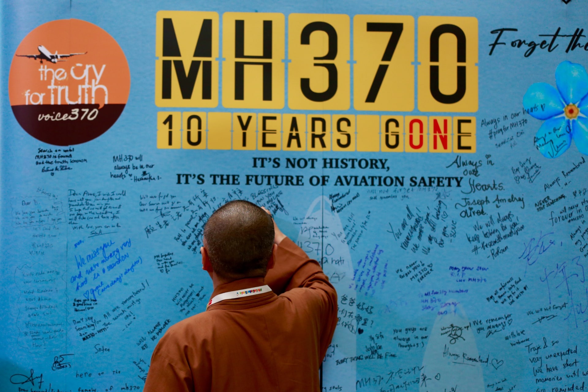 Lidé vzpomínají na cestující letu MH370, který zmizel před deseti lety.