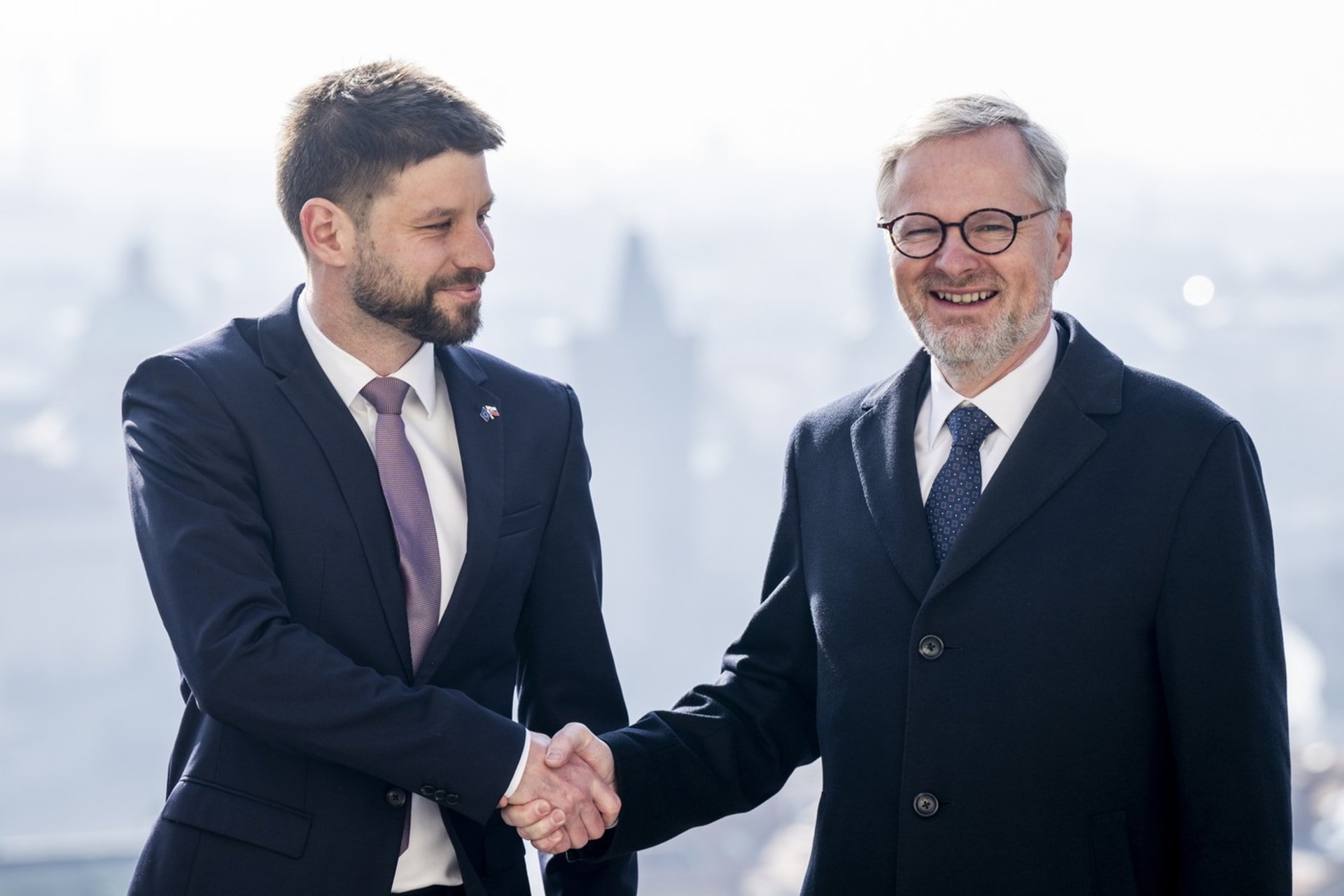 Premiér Petr Fiala (vpravo) přijal 8. března 2024 místopředsedu slovenské Národní rady a šéfa opozičního Progresivního Slovenska Michala Šimečku
