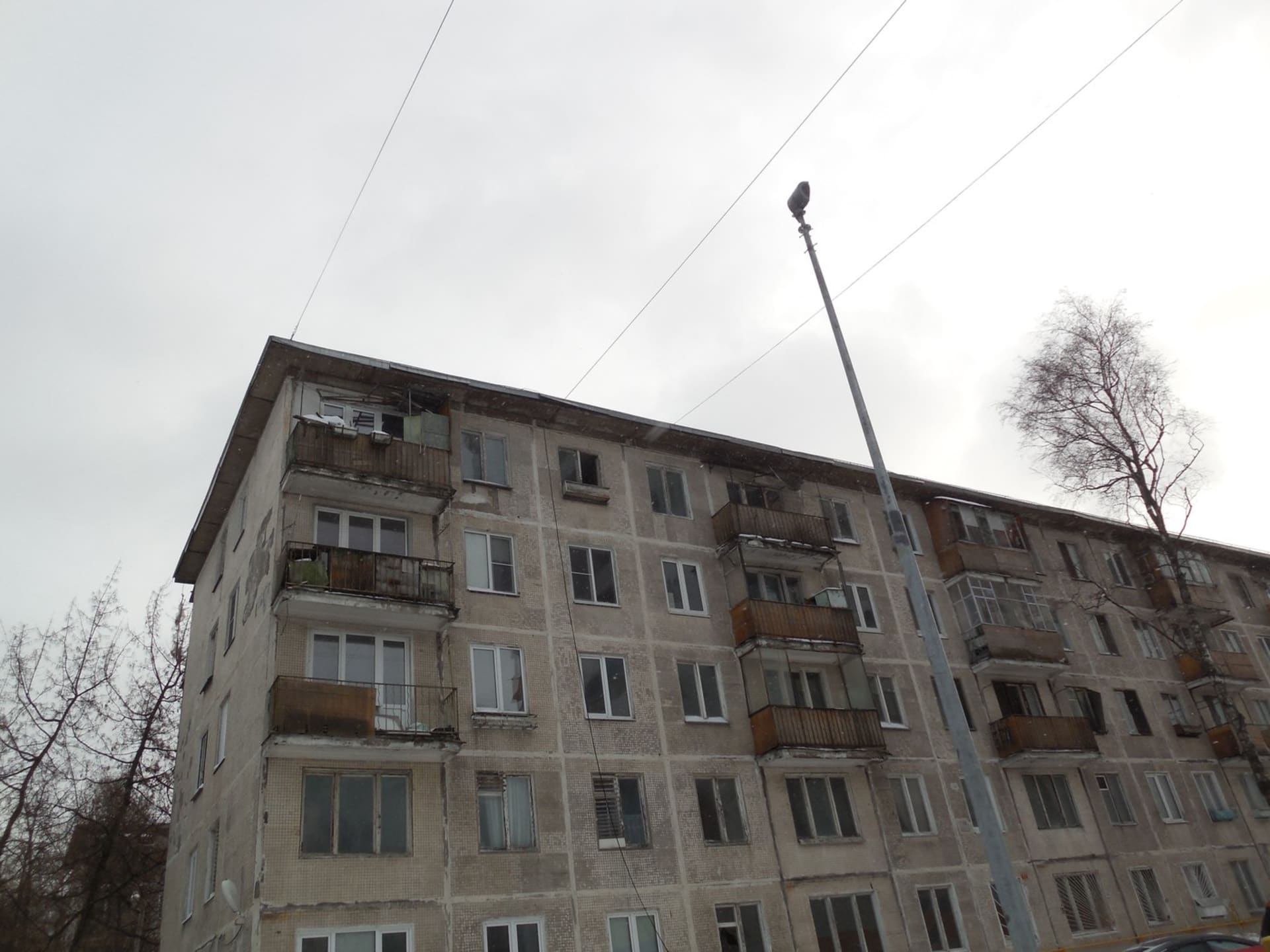 Starý čtyřpatrový panelák v Moskvě určený k demolici