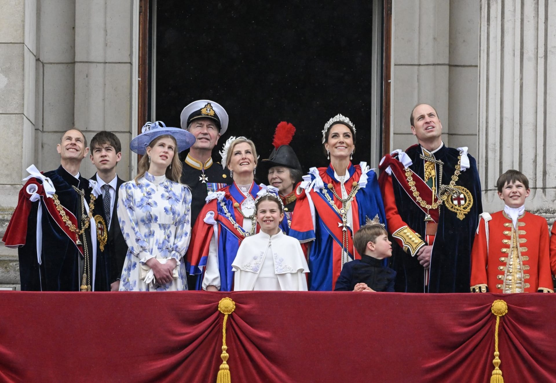 Princ Edward s manželkou Sofií a dětmi se objevil při korunovaci krále Karla III. na balkóně Buckinghamského paláce po boku Williama s rodinou.