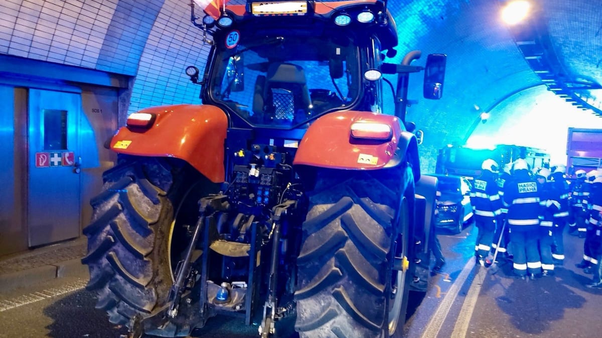 Nehoda traktoru v Letenském tunelu