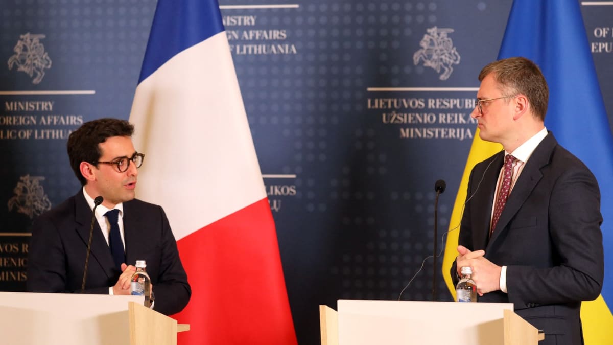 Francouzský ministr zahraničních věcí a evropských záležitostí Stephane Sejourne (vlevo) a ukrajinský ministr zahraničí Dmytro Kuleba během společné tiskové konference po jednání ve Vilniusu.
