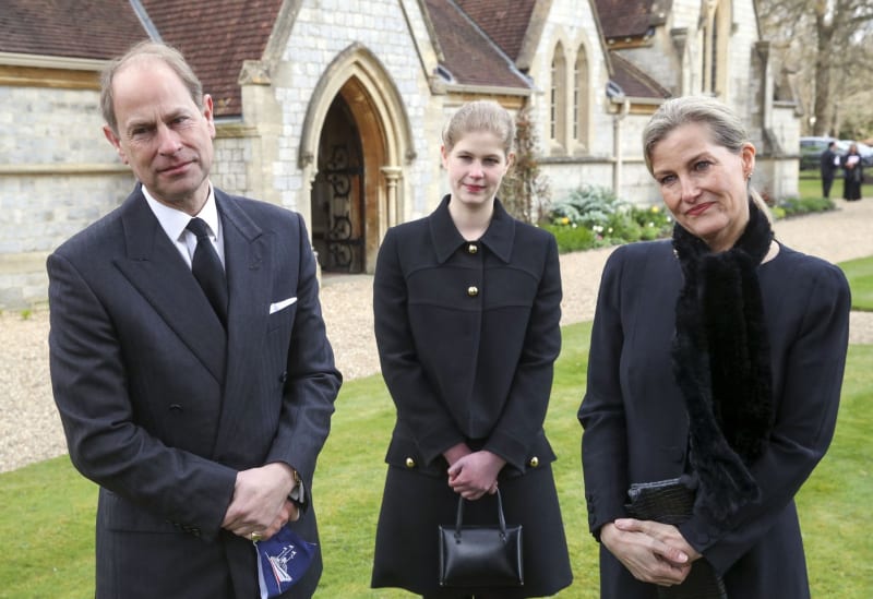 Princ Edward se svou manželkou Sophií a dcerou Louise.