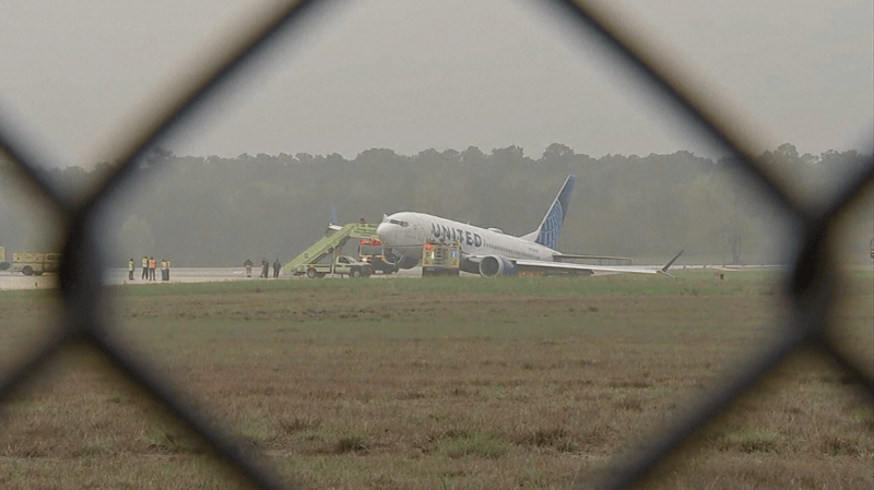 Letadlo Boeing 737 MAX společnosti United sjelo na letišti v Houstonu z ranveje