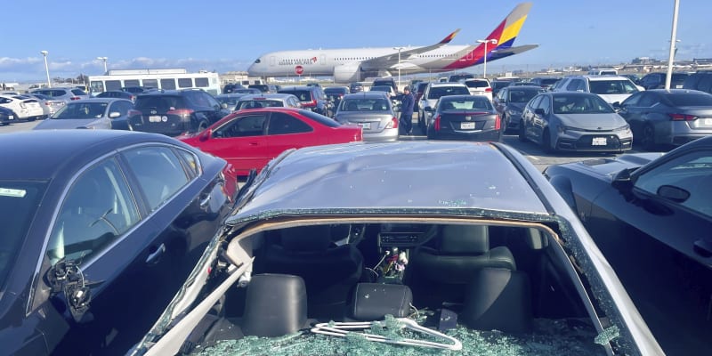 Letadlu po startu upadla pneumatika, zasáhla několik aut.
