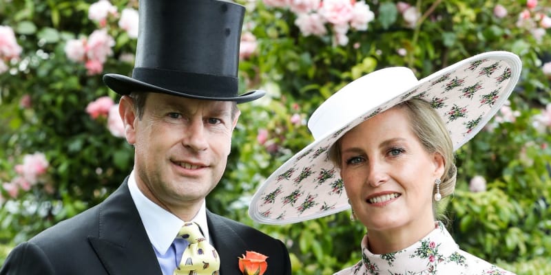 Princ Edward je s manželkou Sophií od roku 1999 šťastně ženatý. Jako jediný syn Alžběty II. se nikdy nerozvedl.