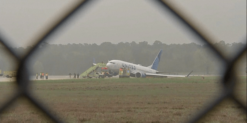 Letadlo Boeing 737 MAX společnosti United sjelo na letišti v Houstonu z ranveje