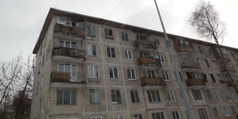 Starý čtyřpatrový panelák v Moskvě určený k demolici