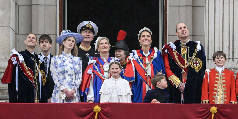 Princ Edward s manželkou Sofií a dětmi se objevil při korunovaci krále Karla III. na balkóně Buckinghamského paláce po boku Williama s rodinou.