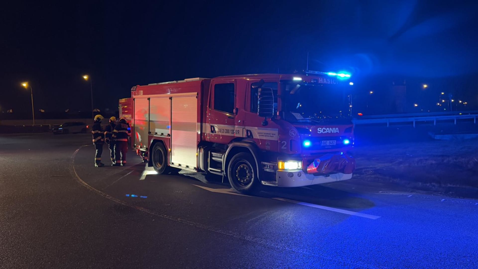 Osobní auto na pražském okruhu zachvátily plameny.